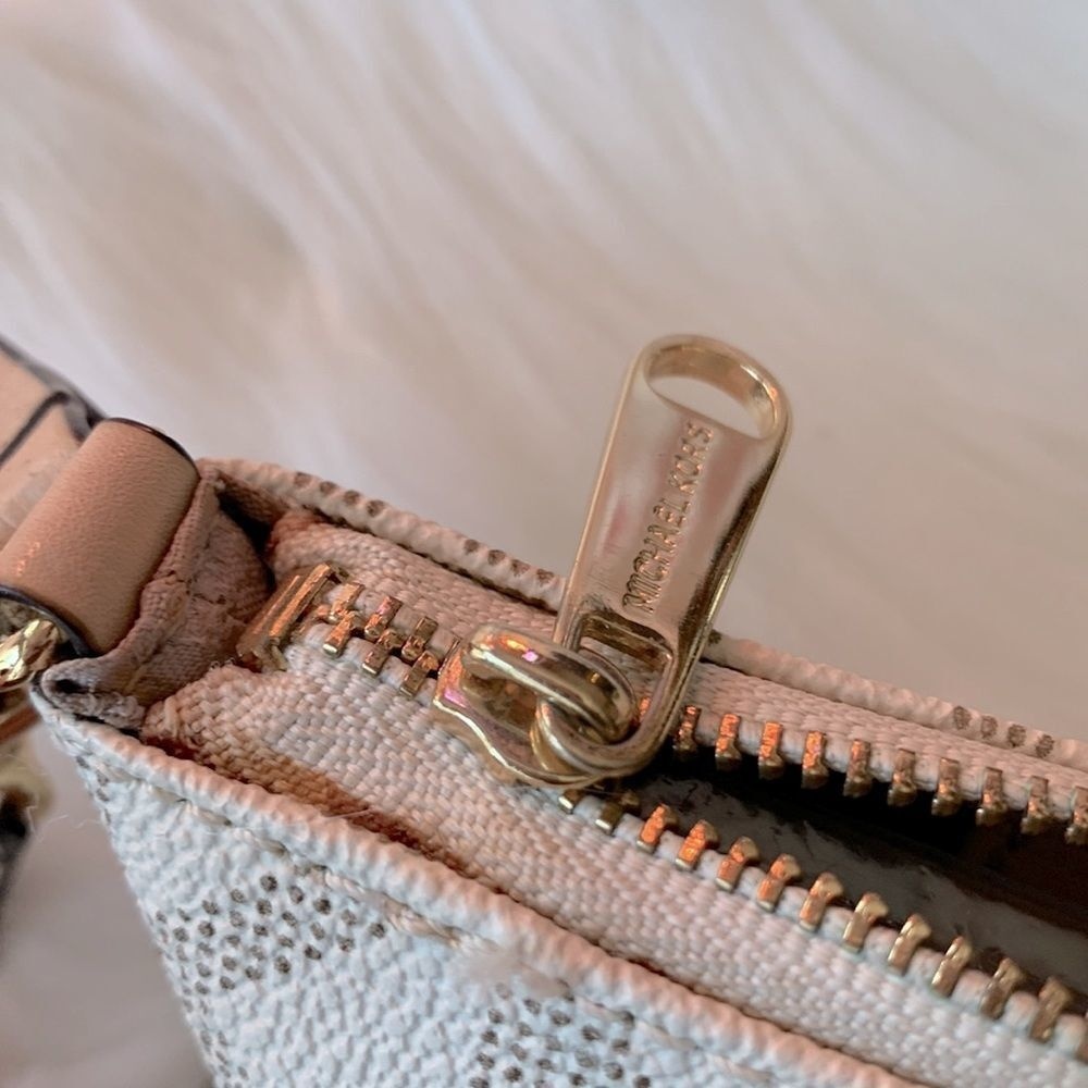 MICHEAL KORS FASHION WRISTLET - Picture 16 of 16